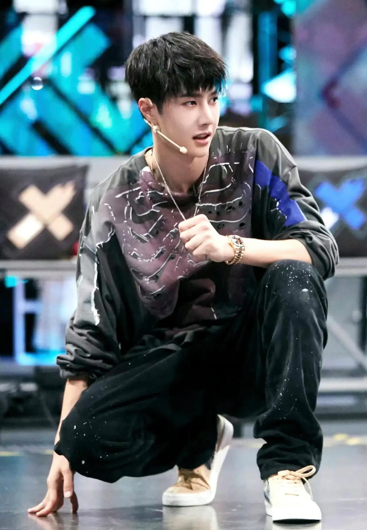 街舞王子的他,每一个细微动作都仿佛蕴含着无尽的魔力