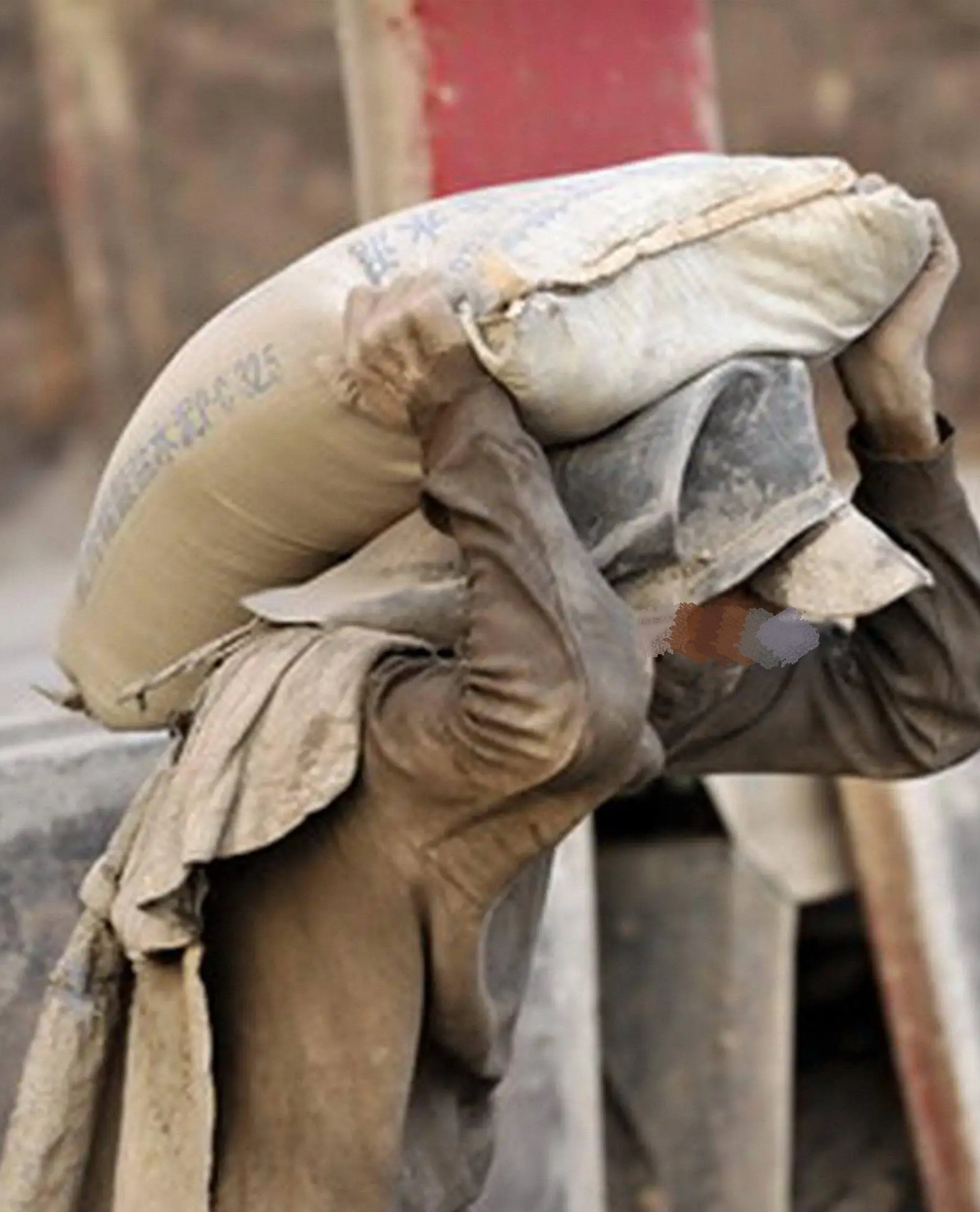 欠薪者毫发无损,没有审判,没有惩罚,而讨薪人却要