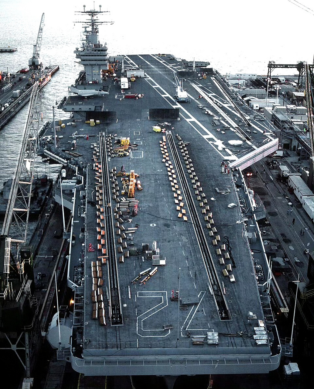 舰船欣赏:美国海军林肯号航空母舰(cvn-72),该舰是美国海军"尼米兹"级
