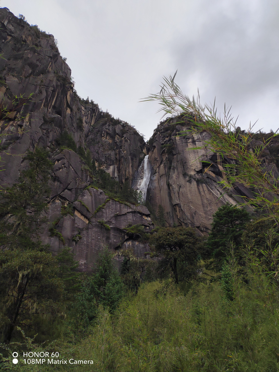 热点引擎计划# 卡定沟瀑布称天佛瀑布,瀑布水中天然形成的一尊大佛时