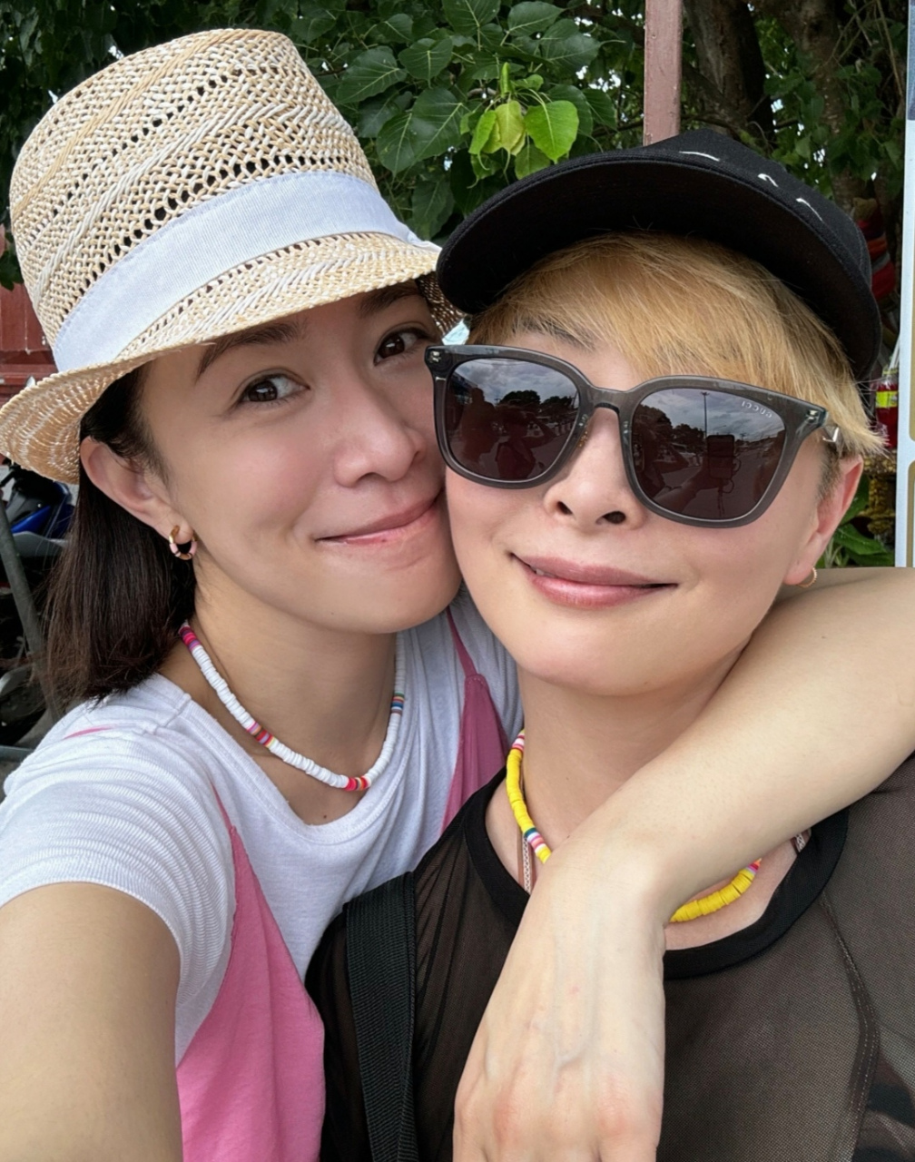 第一张,两人都穿着蕾丝泳衣,汤盈盈从后面抱着佘诗曼.