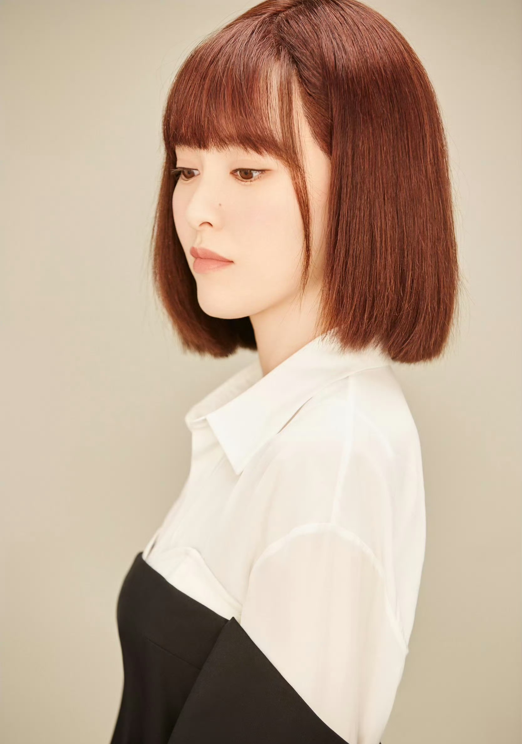 唐嫣黄色齐肩短发白色衬衫裙清新唯美