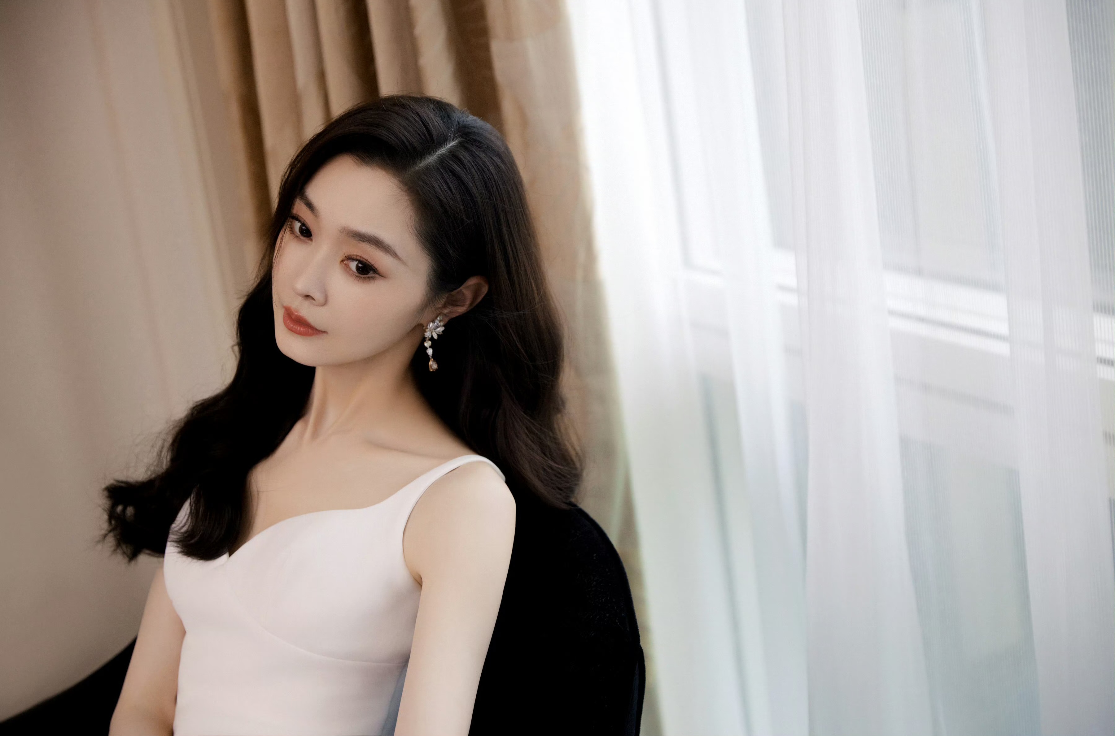 宋轶,白色吊带礼裙,大波浪卷长发披肩,美丽自然!