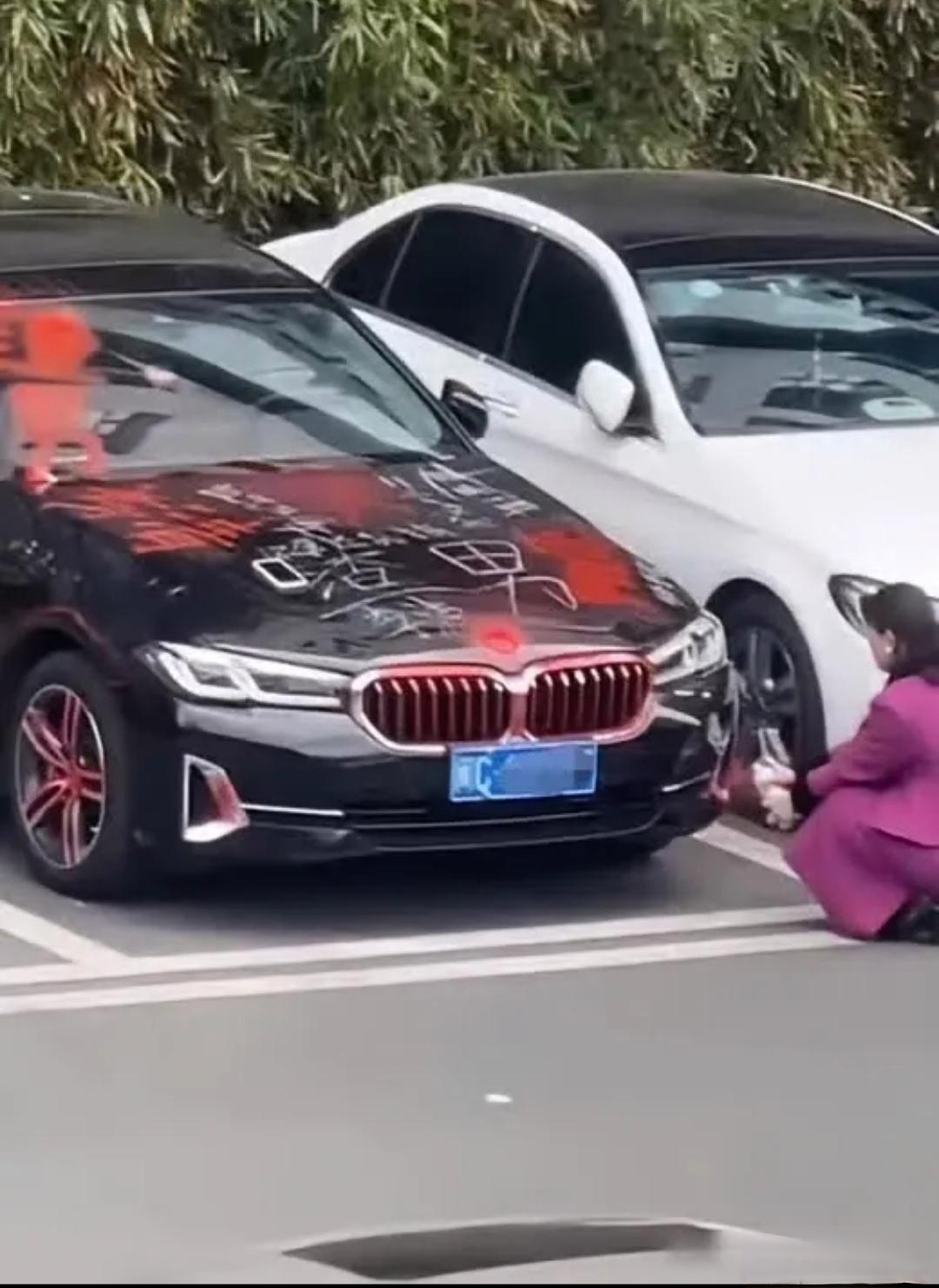 当女车主看到自己车头上的渣男二字时内心瞬间被