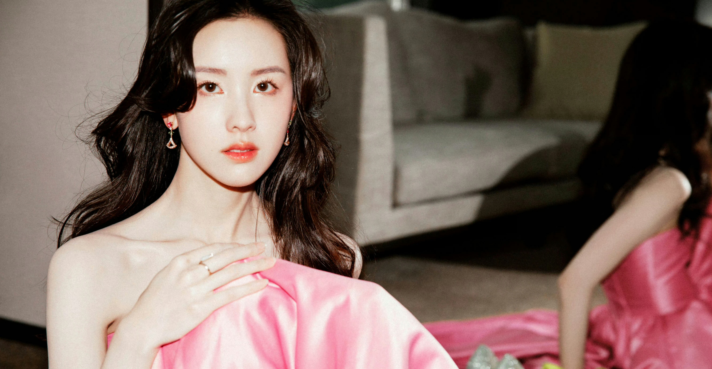 陈都灵,粉色抹胸礼裙,好多高跟鞋呀,优雅知性!