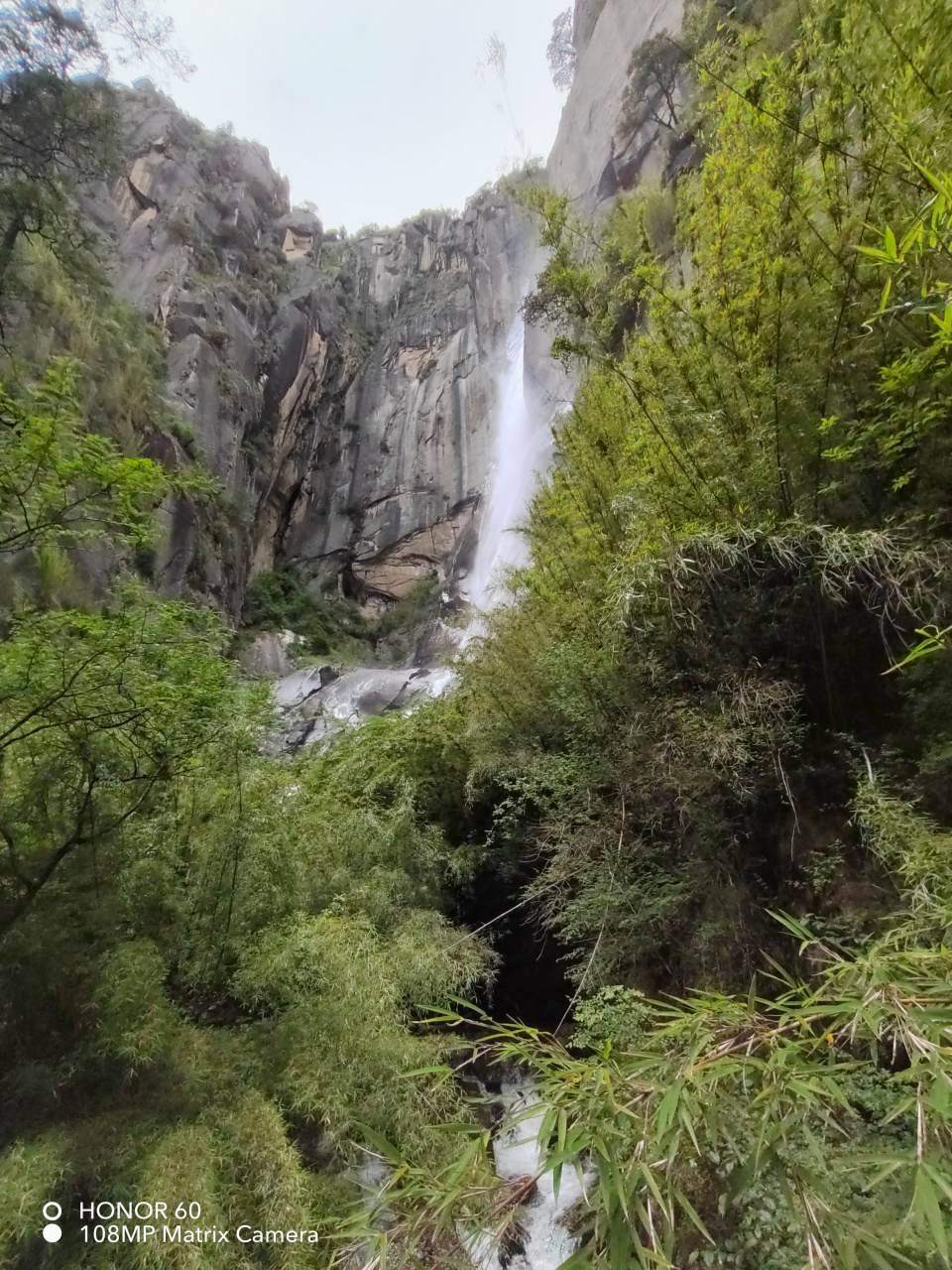 热点引擎计划# 卡定沟瀑布称天佛瀑布,瀑布水中天然形成的一尊大佛时