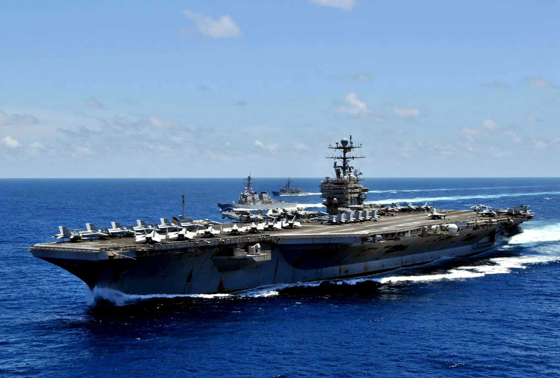 舰船欣赏:美国海军林肯号航空母舰(cvn-72),该舰是美国海军"尼米兹"级