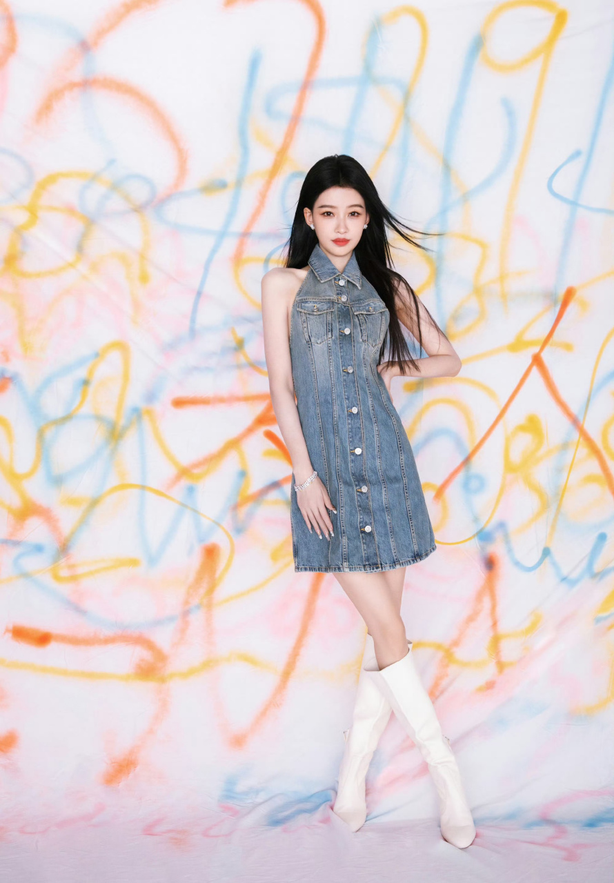 孙怡,牛仔无袖露背连衣裙搭配白色高跟长筒靴,不一样的美丽!