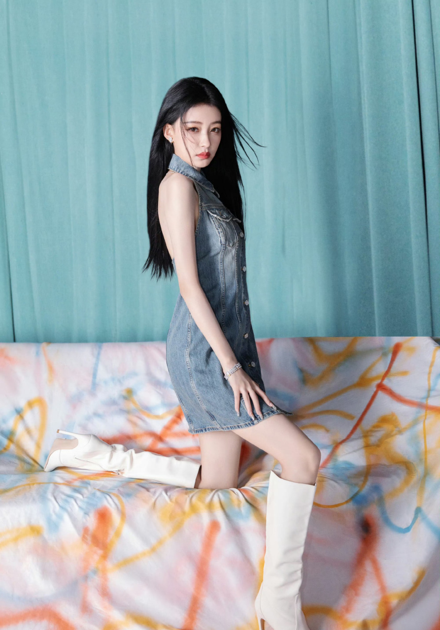 孙怡,牛仔无袖露背连衣裙搭配白色高跟长筒靴,不一样的美丽!