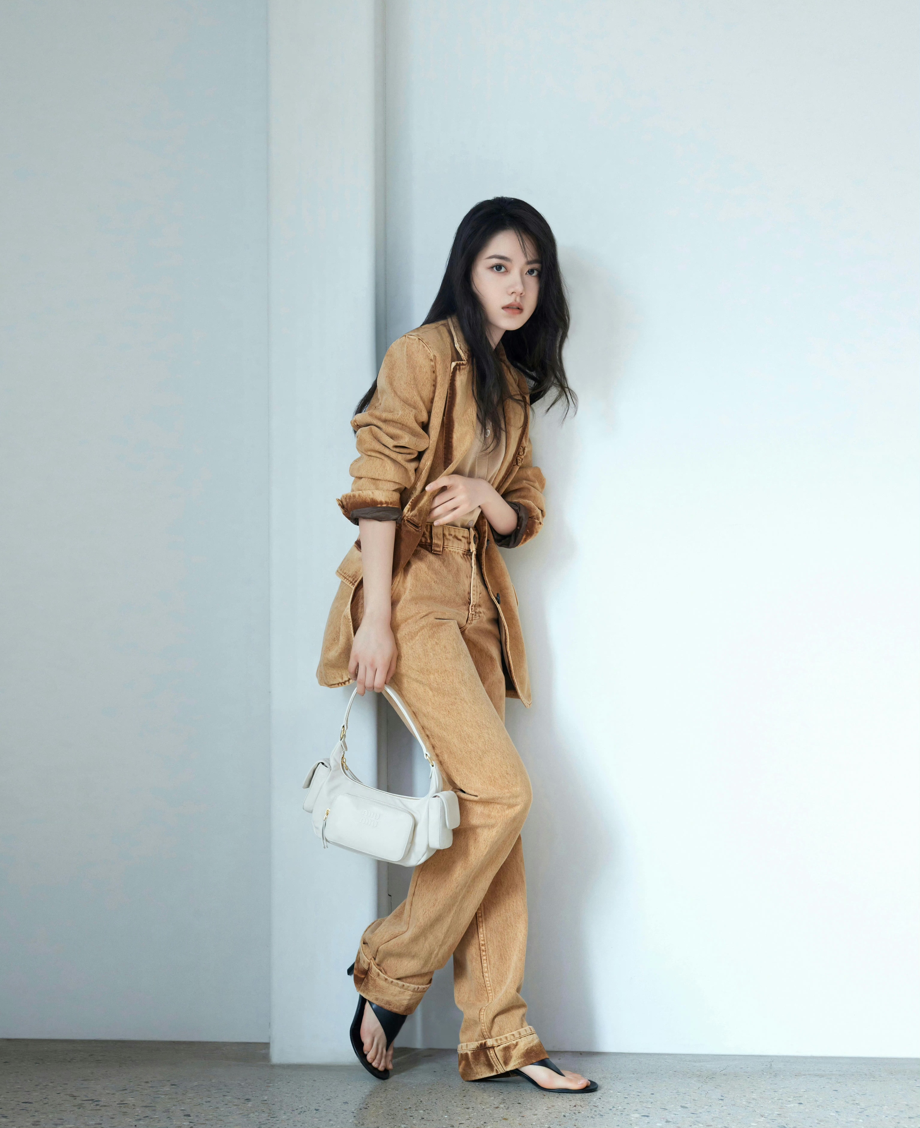 赵今麦,棕色牛仔套装,穿个人字拖都美!