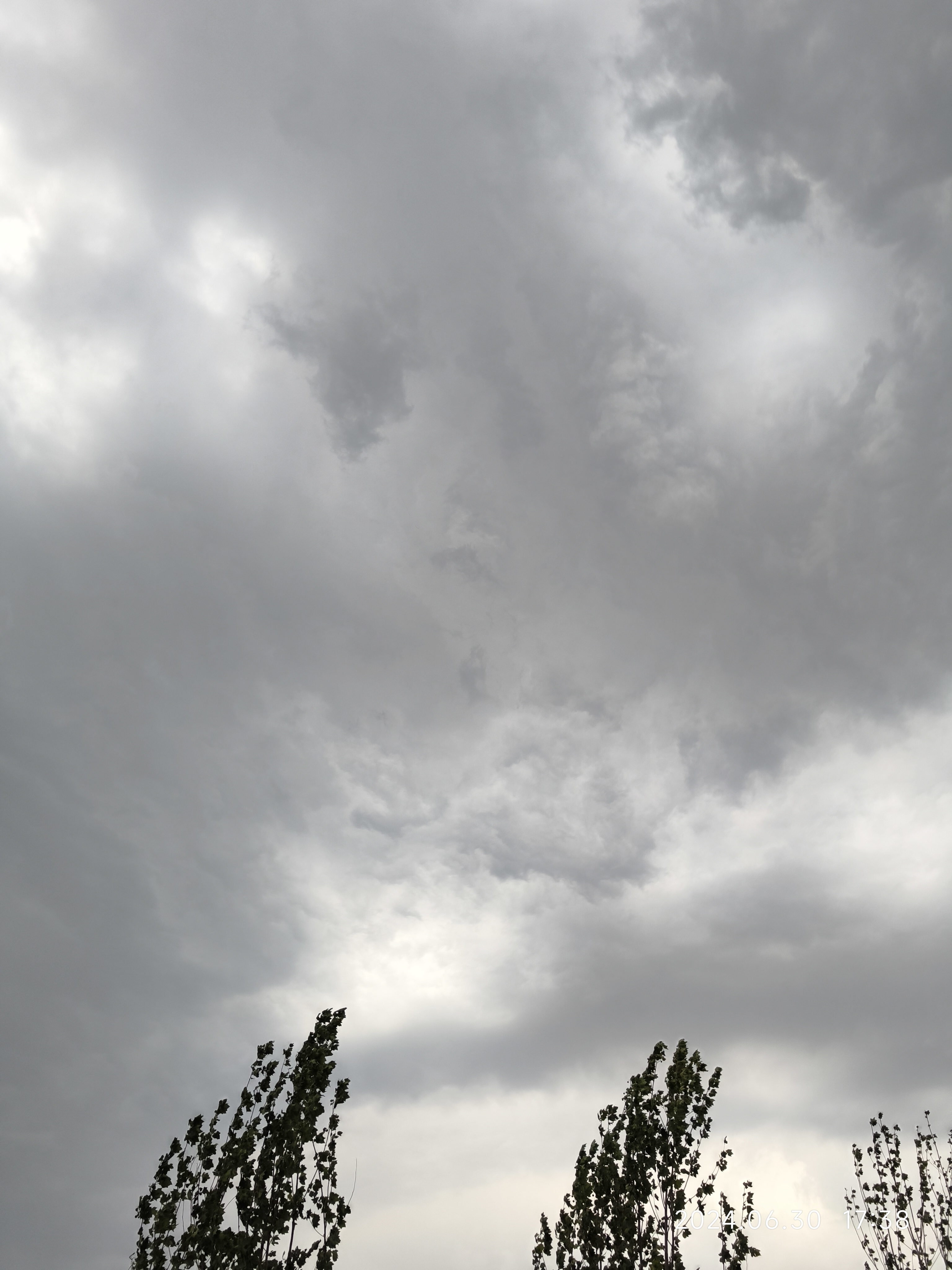 乌云密布,黑云压城