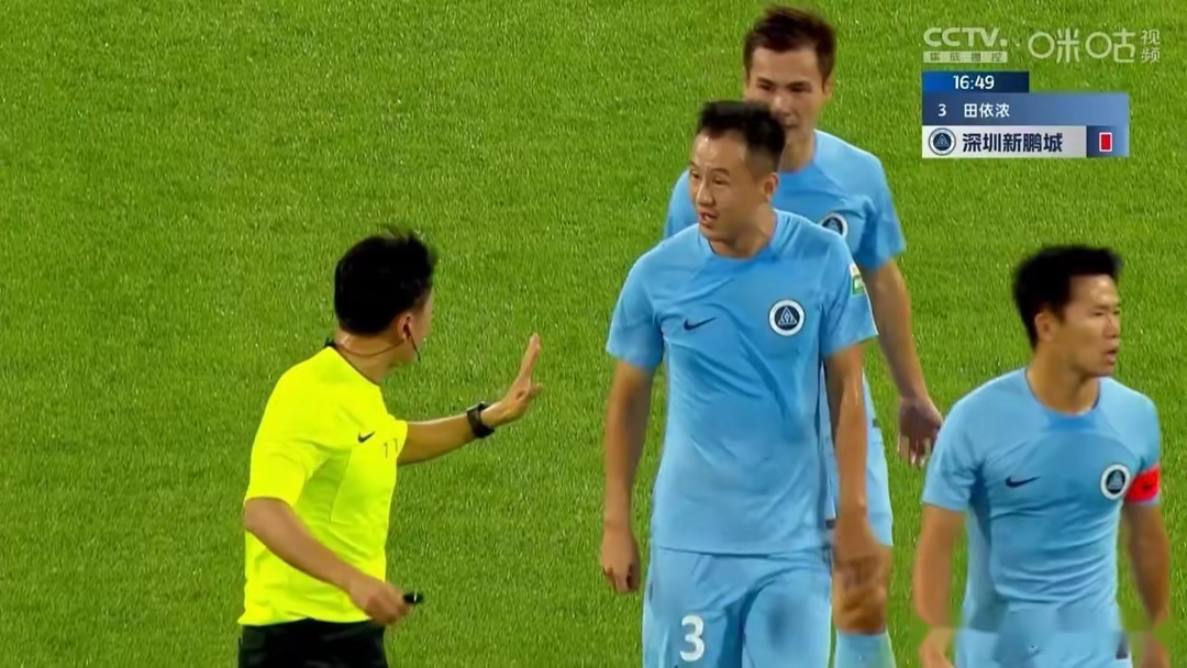 11分钟2张红牌!中超升班马球员蹬踏后又拳击,主帅气得怒摔水瓶