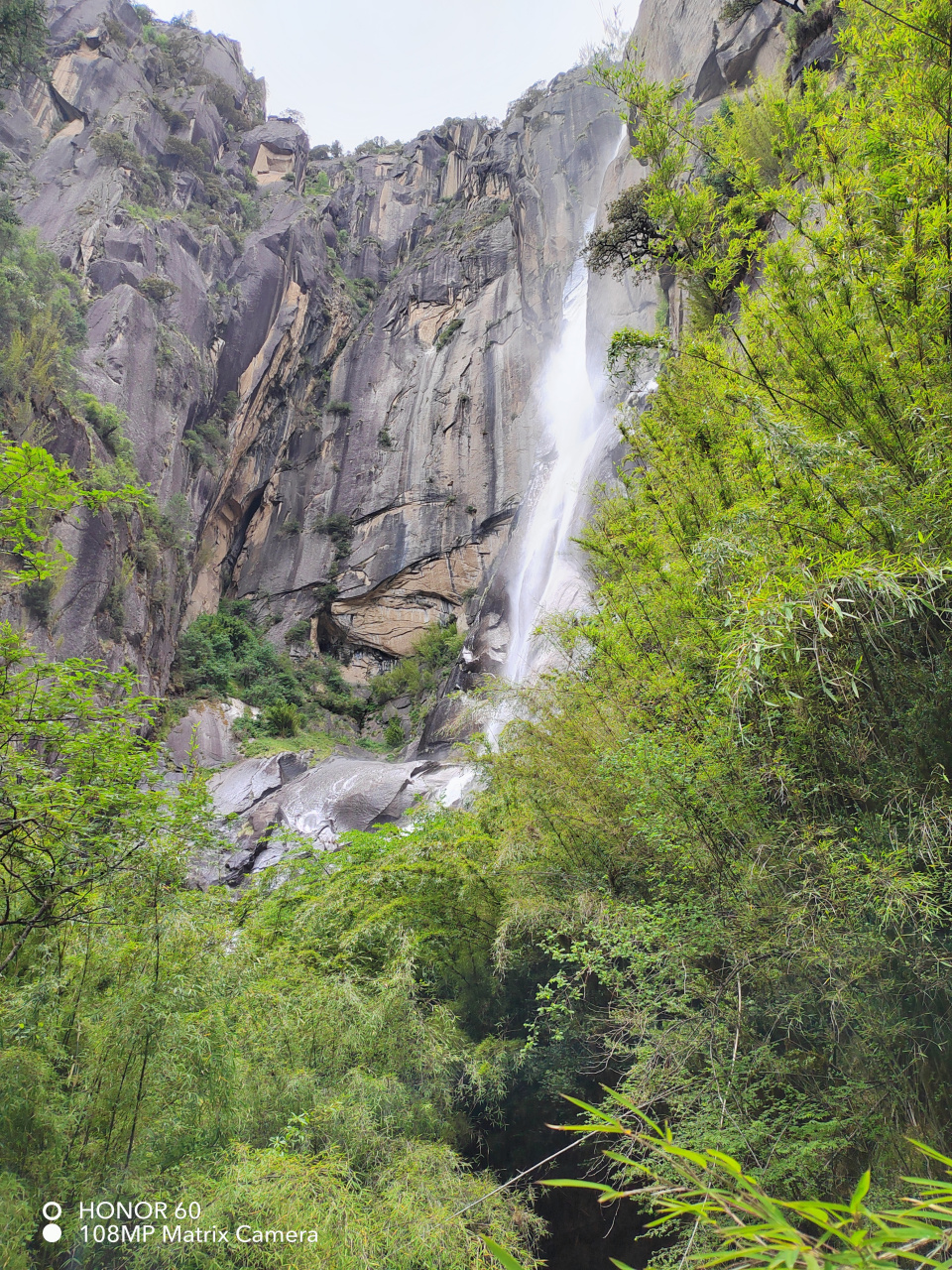 热点引擎计划# 卡定沟瀑布称天佛瀑布,瀑布水中天然形成的一尊大佛时