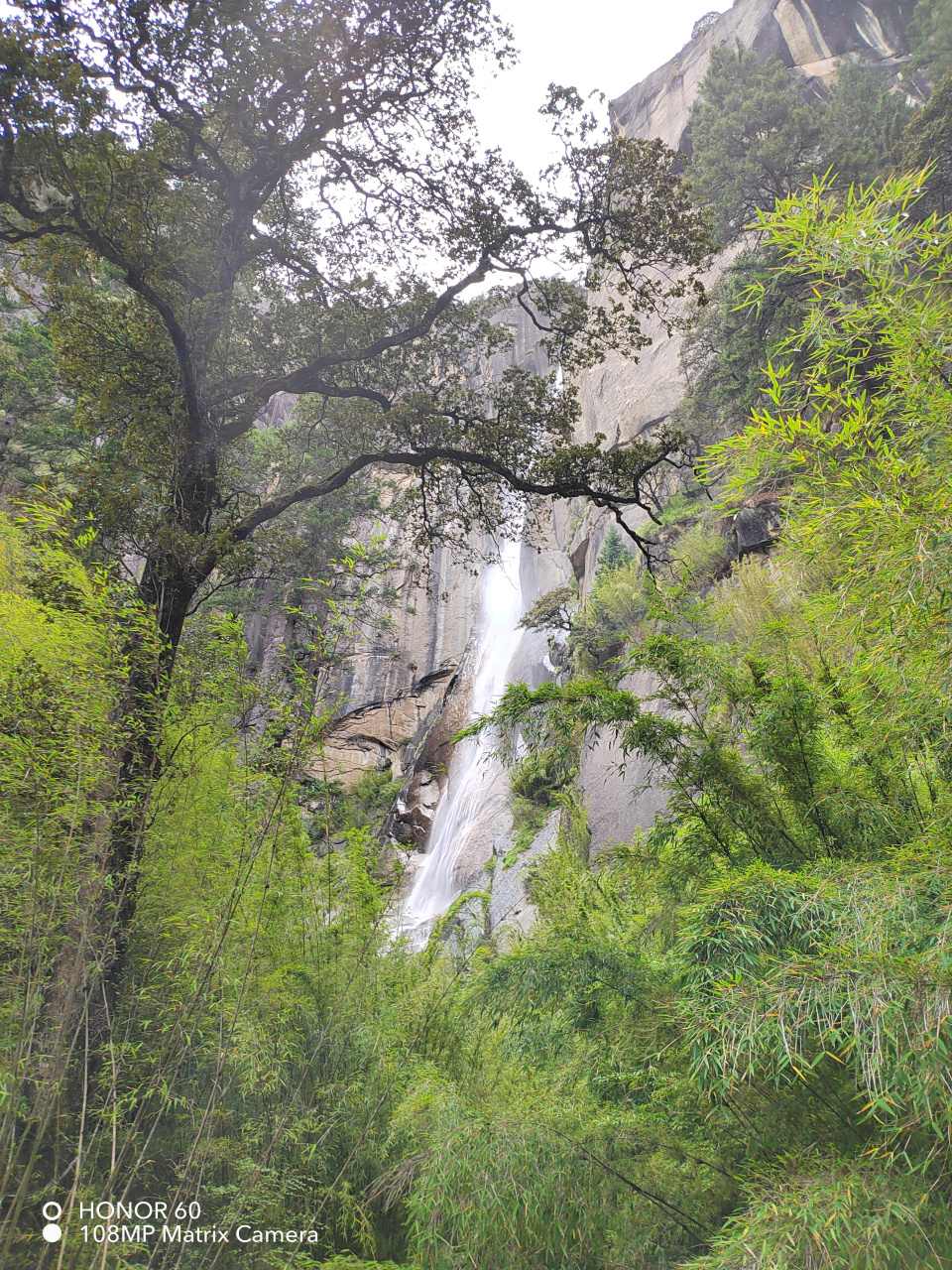 热点引擎计划# 卡定沟瀑布称天佛瀑布,瀑布水中天然形成的一尊大佛时