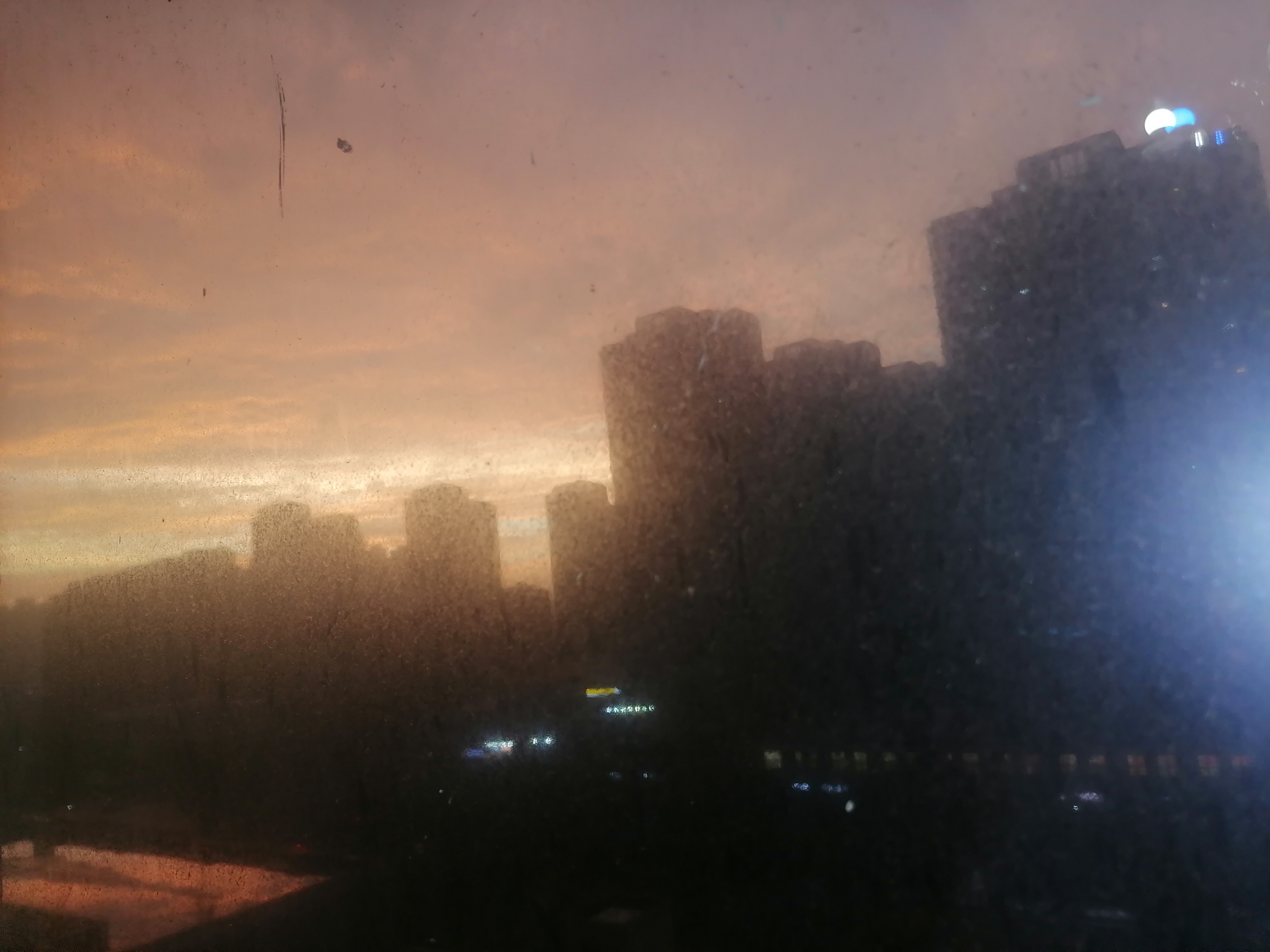 从凌晨开始一直下雨,大雨中雨轮着来,傍晚的时候终于转成小雨了,好好