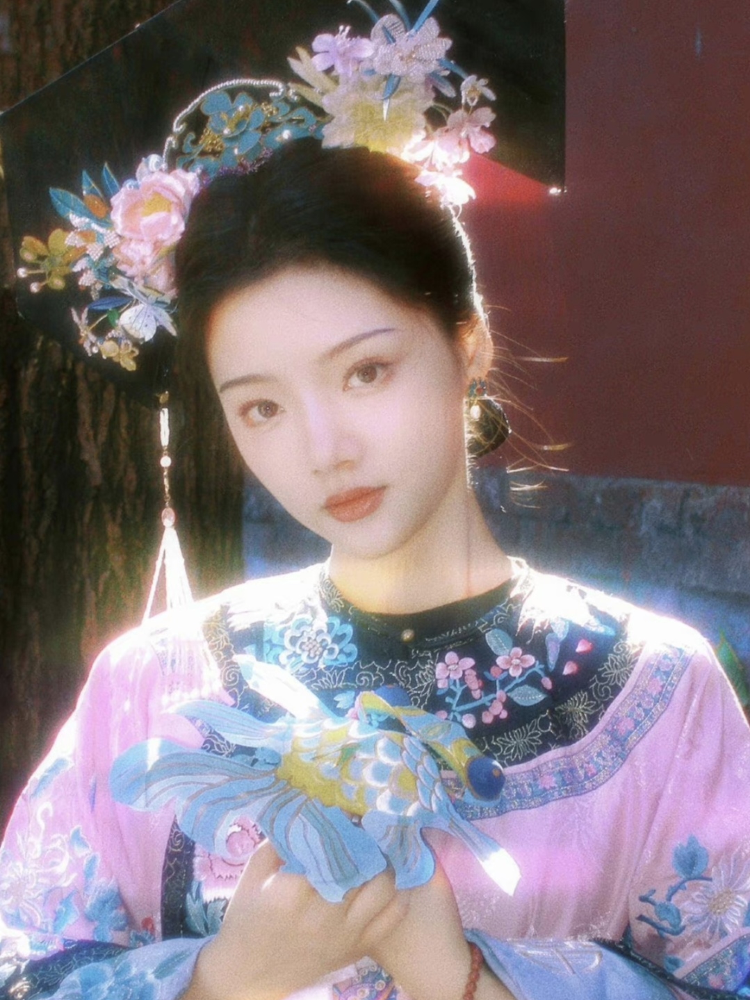 她的演技自然细腻,将徽柔公主的情感变化演绎得淋漓尽致,深受观众喜爱