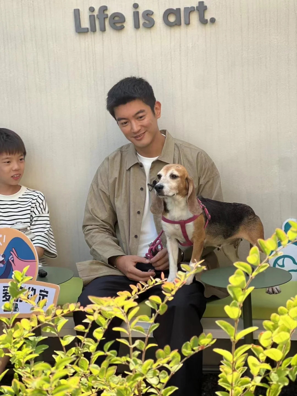 杜江带儿子嗯哼度假,嗯哼酷爱踢足球,父子俩共用一张脸,宣传关爱流浪