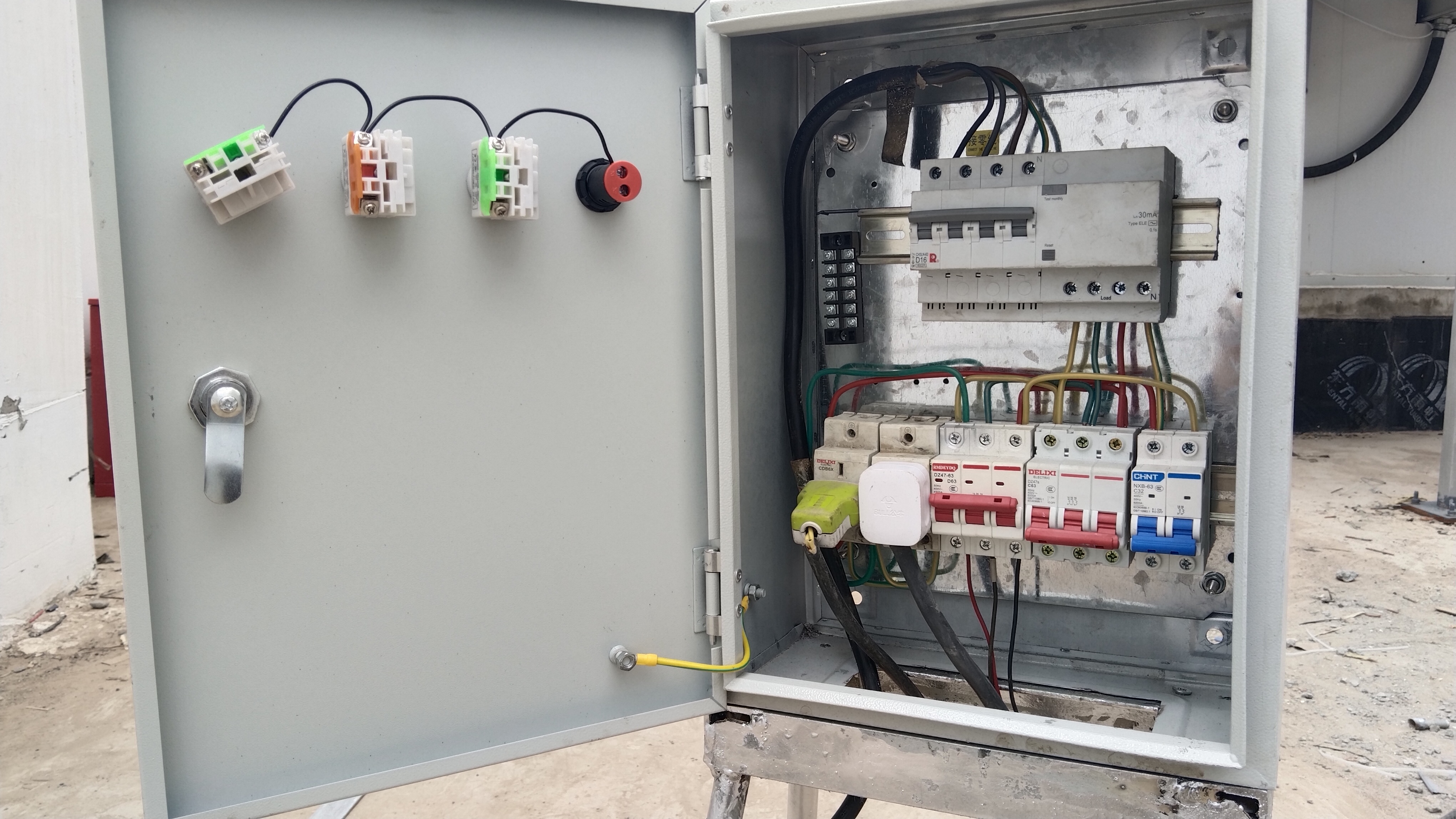 一个工地的临时电工,多少年了跟着我们工程,一直让他考个电工证,就是