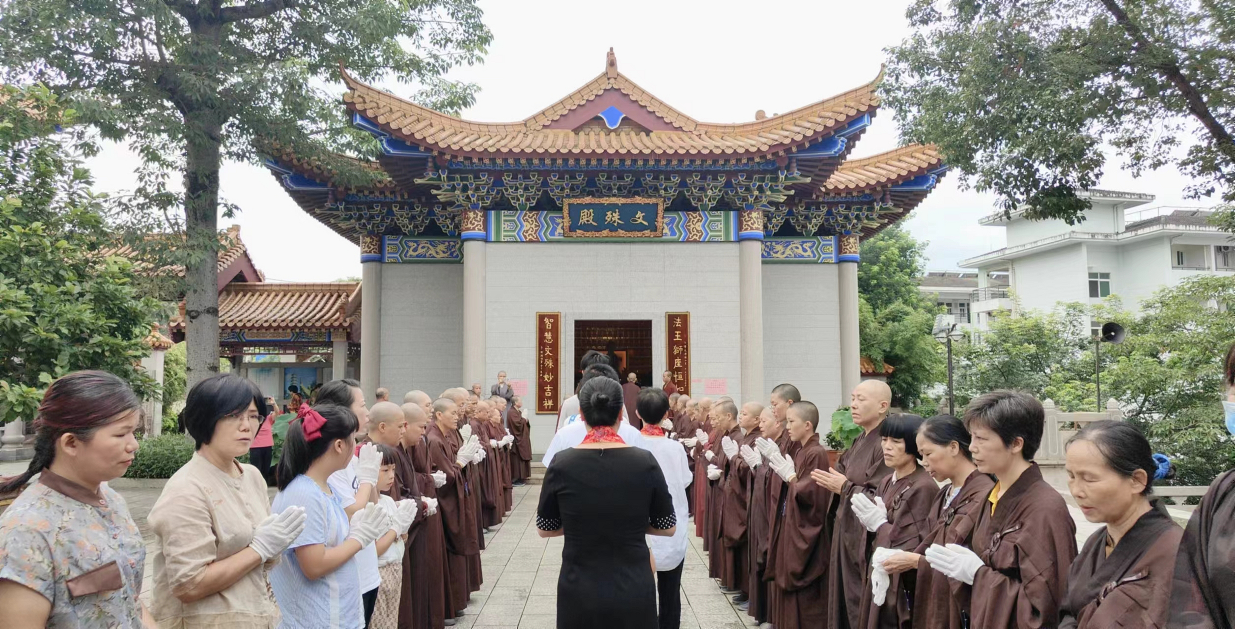 "法王狮座恒如意,智慧文殊妙吉祥".