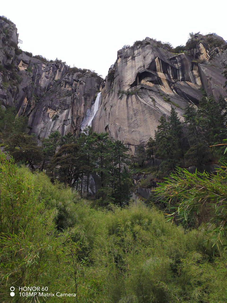 热点引擎计划# 卡定沟瀑布称天佛瀑布,瀑布水中天然形成的一尊大佛时