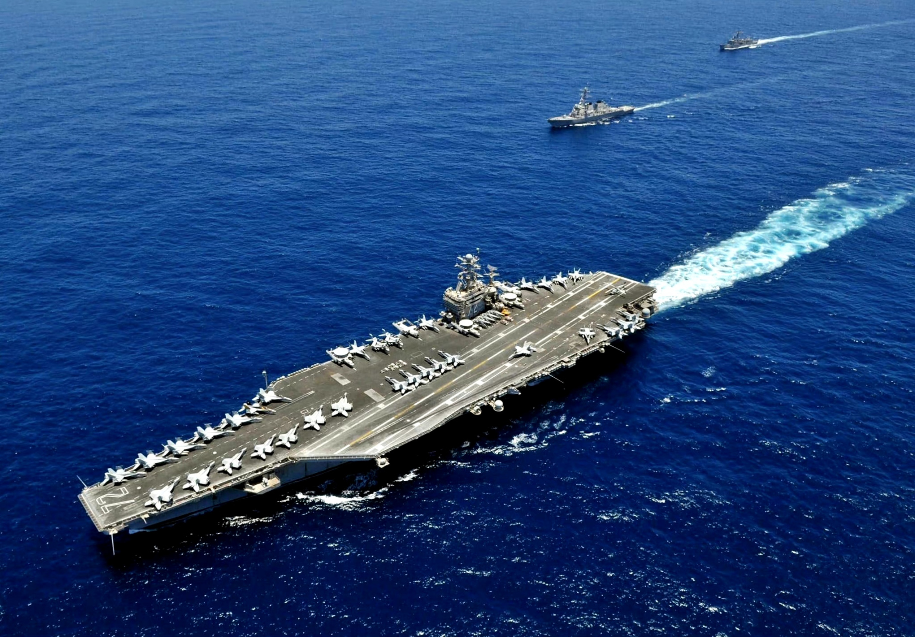 舰船欣赏:美国海军林肯号航空母舰(cvn-72),该舰是美国海军"尼米兹"级