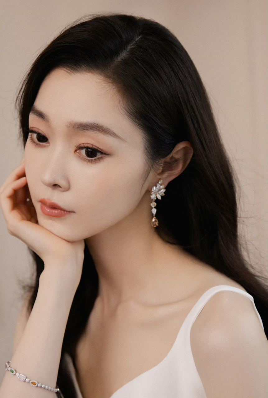 宋轶,白色吊带礼裙,大波浪卷长发披肩,美丽自然!