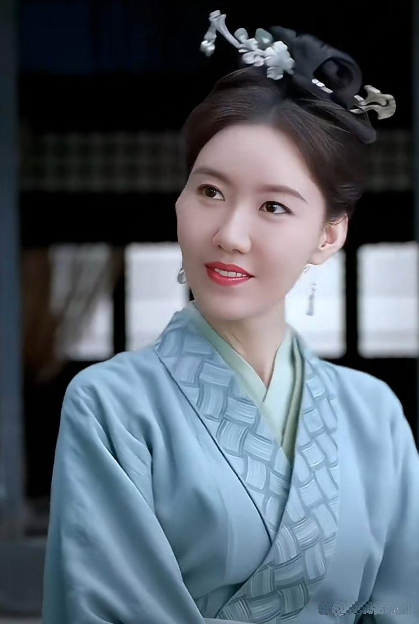 高露扮演的王夫人,大家本以为王启年是妻管严,谁知道他是打不过老婆呢