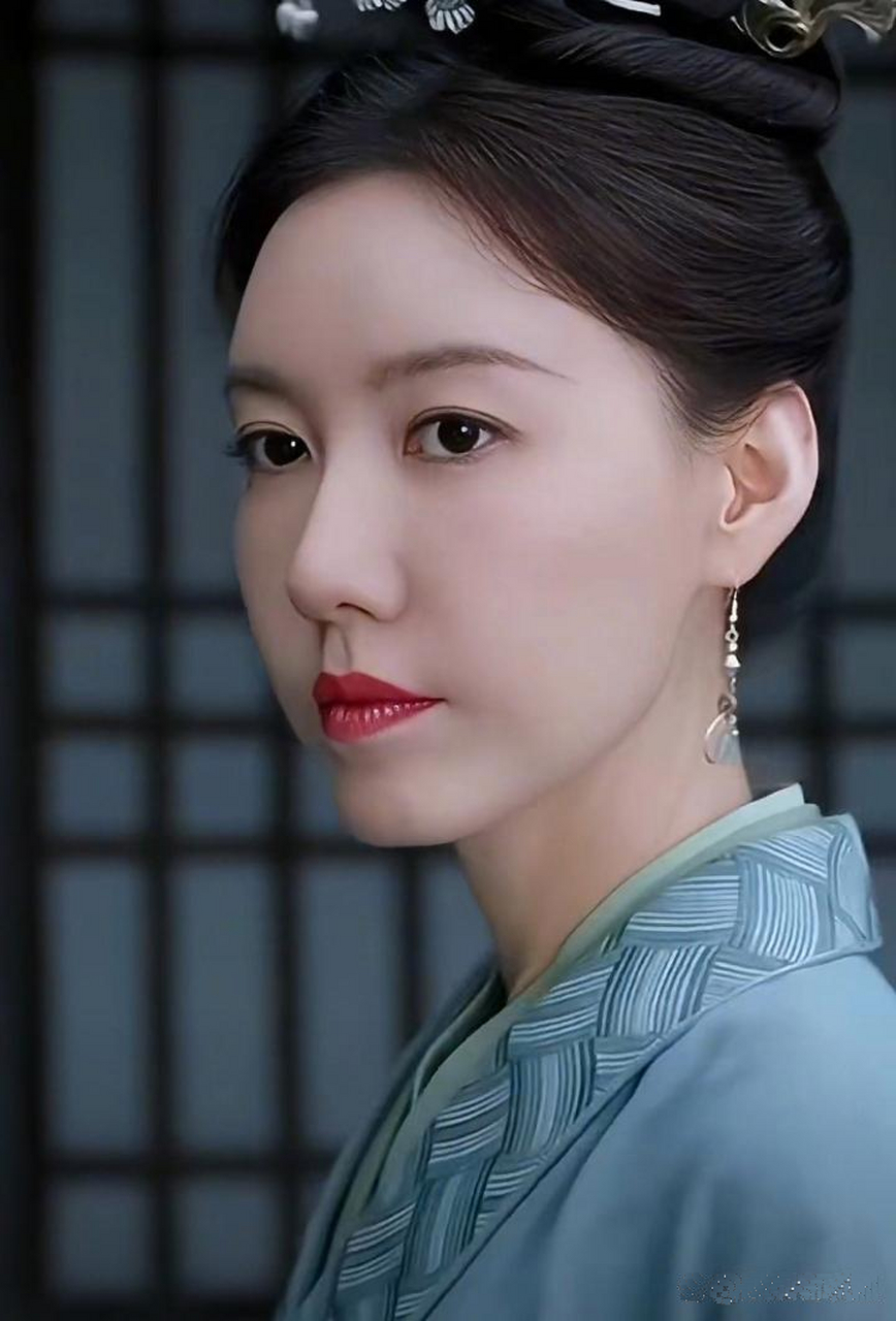 高露扮演的王夫人,大家本以为王启年是妻管严,谁知道他是打不过老婆呢