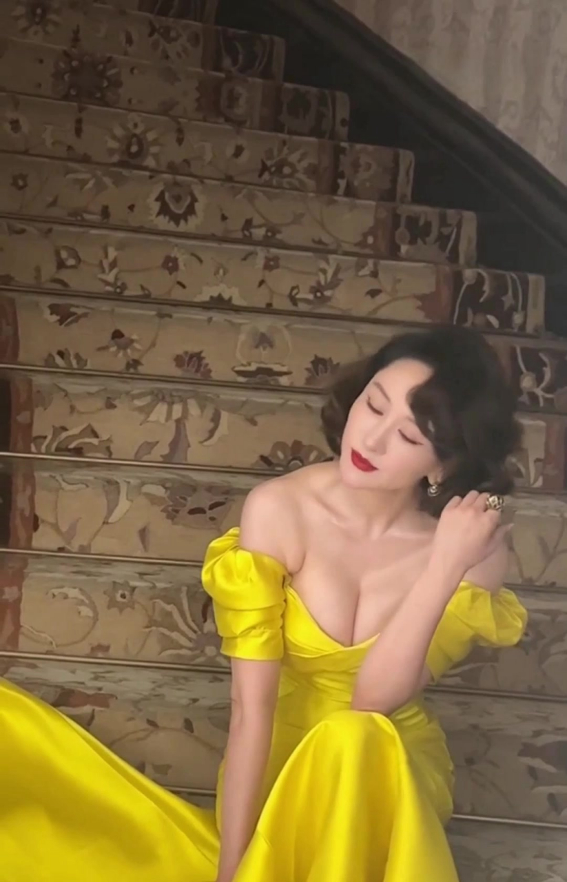 练束梅长裙倩影,丰满身材尽显迷人风情