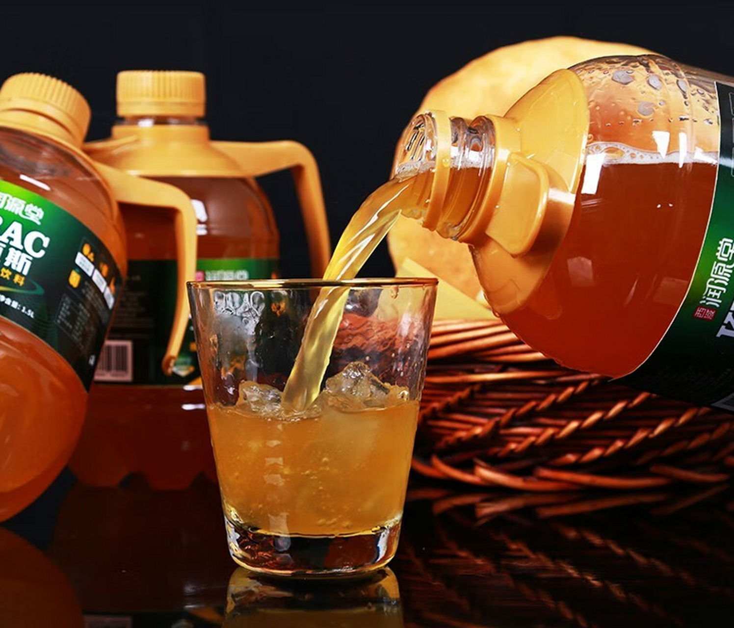 这款蜂蜜饮料选用当地的优质蜂蜜,口感醇厚甘甜,喝起来十分滋补美味.