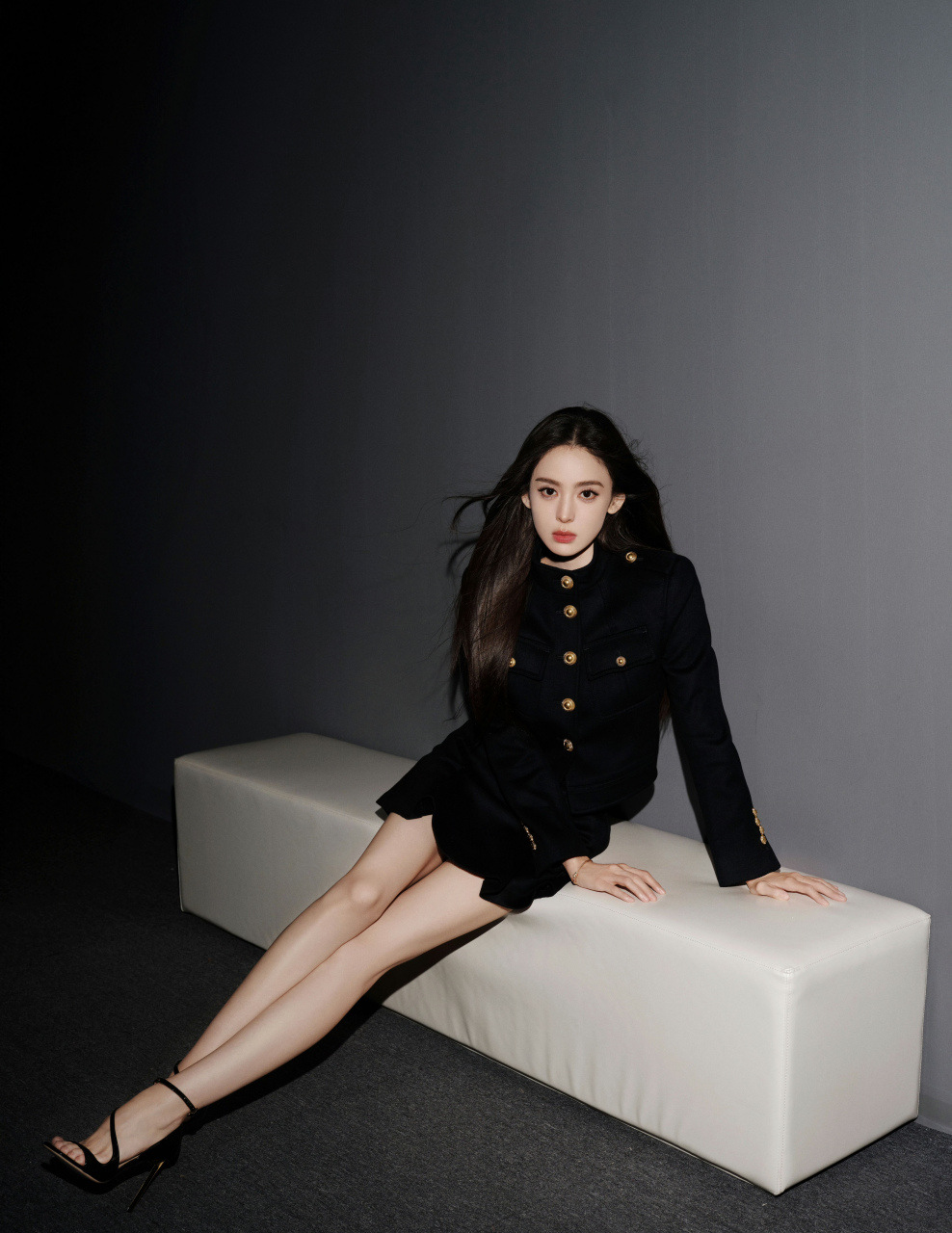 古力娜扎,黑色短裙搭配高跟鞋,大长腿太养眼,美美美!