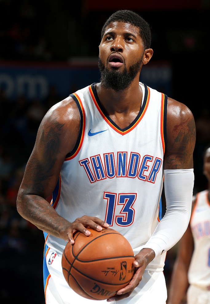 1,保罗乔治成名于印第安纳步行者,他是属于典型的攻守兼备的锋线球员