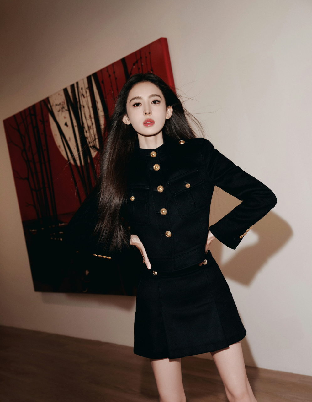 古力娜扎,黑色短裙搭配高跟鞋,大长腿太养眼,美美美!