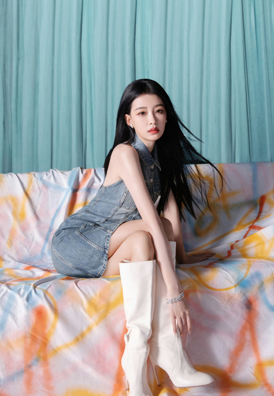 孙怡,牛仔无袖露背连衣裙搭配白色高跟长筒靴,不一样的美丽!