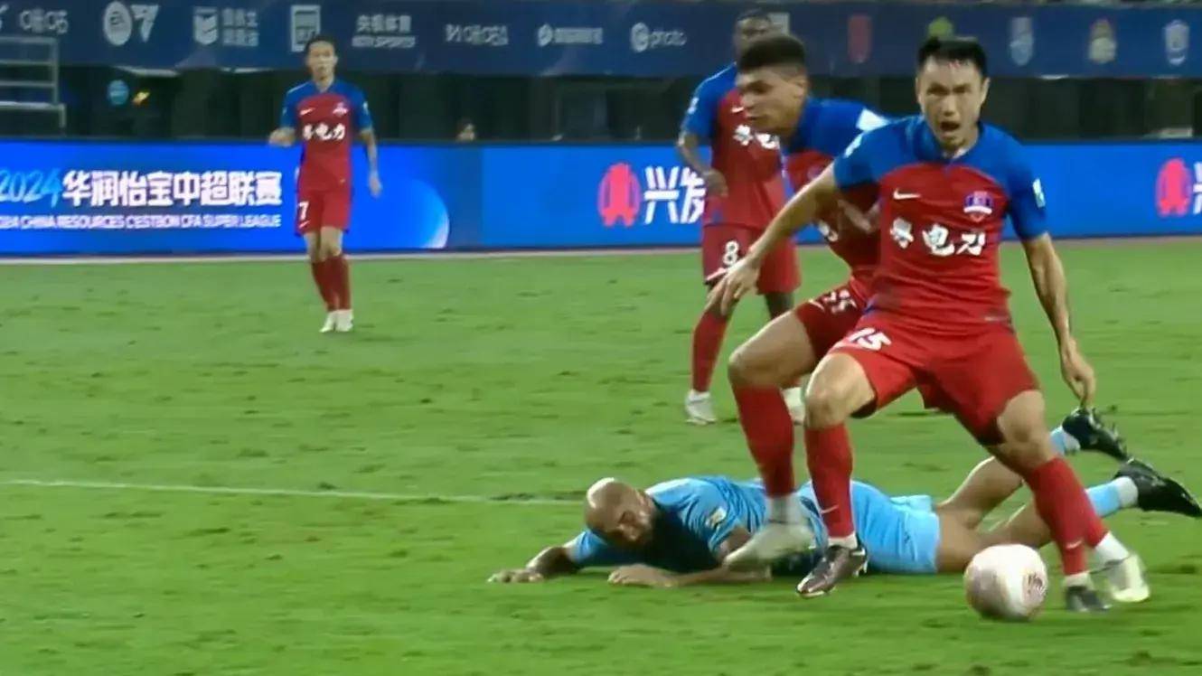 11分钟2张红牌!中超升班马球员蹬踏后又拳击,主帅气得怒摔水瓶