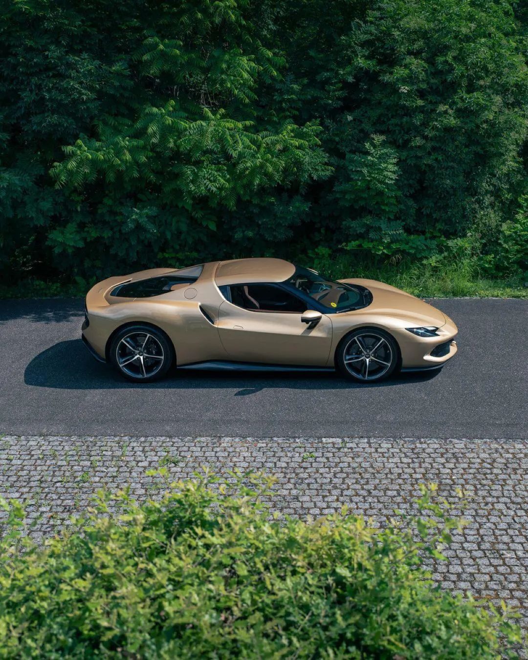 法拉利296是驾驶艺术的极致,流线型车身如猎豹疾驰