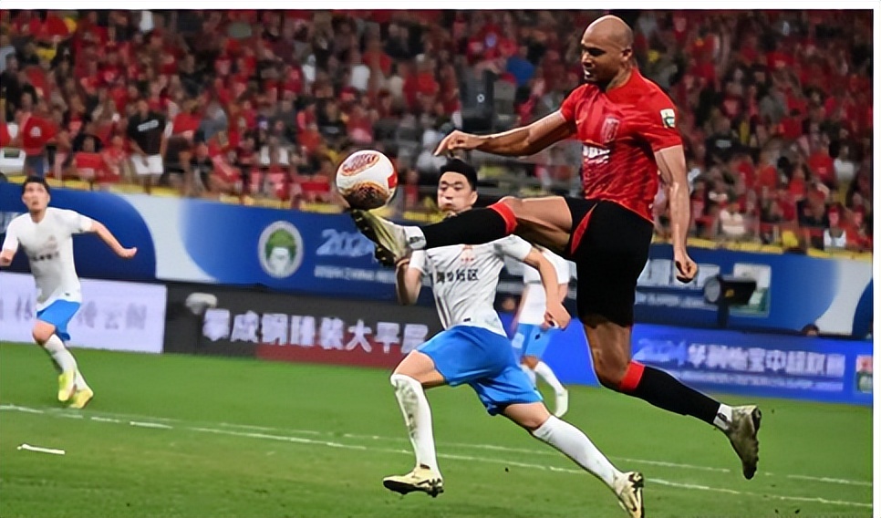 11分钟2张红牌!中超升班马球员蹬踏后又拳击,主帅气得怒摔水瓶