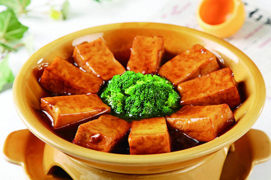 这道菜由无锡迎宾楼菜馆的名厨刘俊英创制,选用无锡特产的"小箱"豆腐