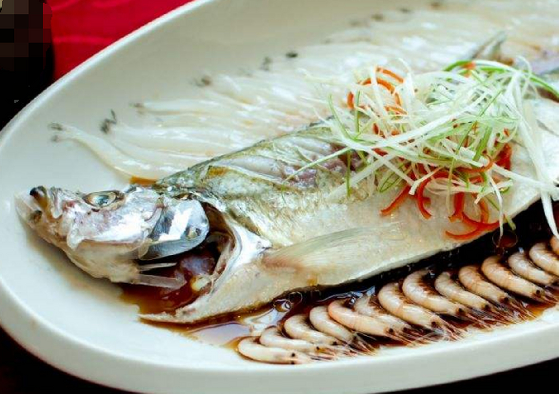 白  太湖三白是无锡的传统特色美食,由太湖中的三种白色食材——白鱼