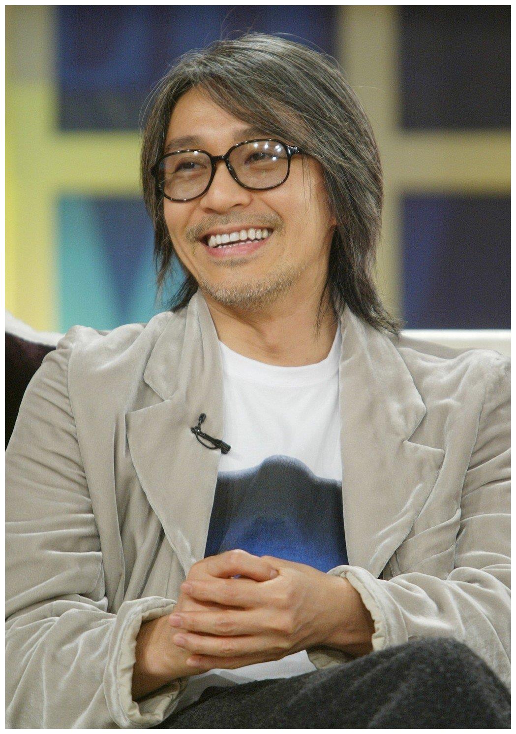 周星驰现身上海,胡子几乎全白双眼皮更明显,还和甘比同框出镜