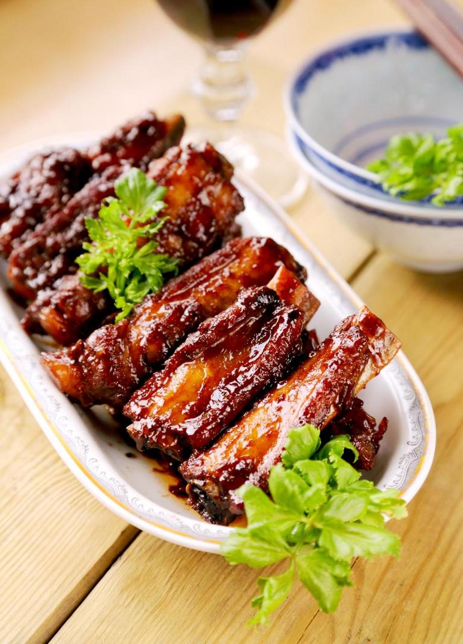 无锡排骨  无锡排骨是无锡地区的传统名菜,以其独特的甜酱味而闻名,甜