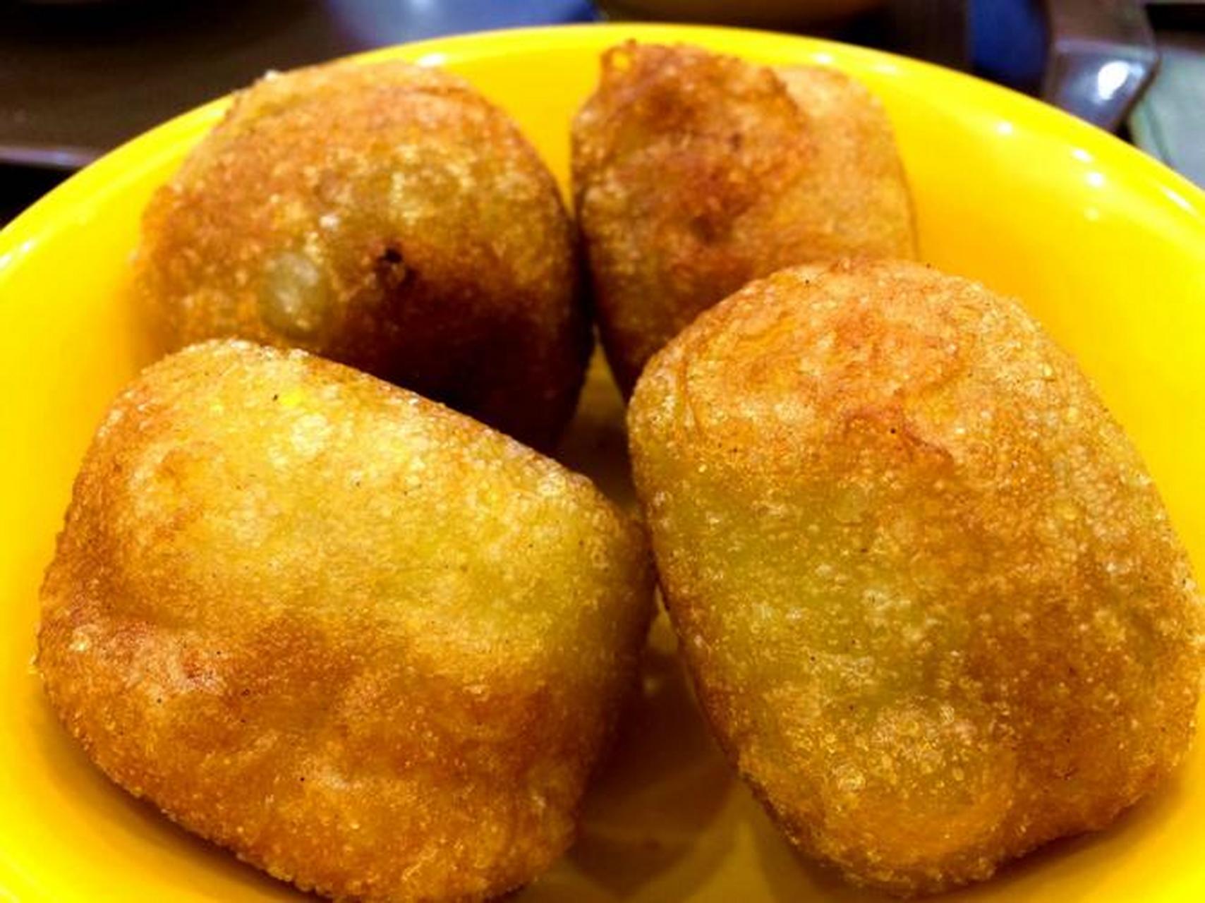 无锡美食推荐:玉兰饼  玉兰饼是无锡的传统名小吃,以糯米和肉馅为主要