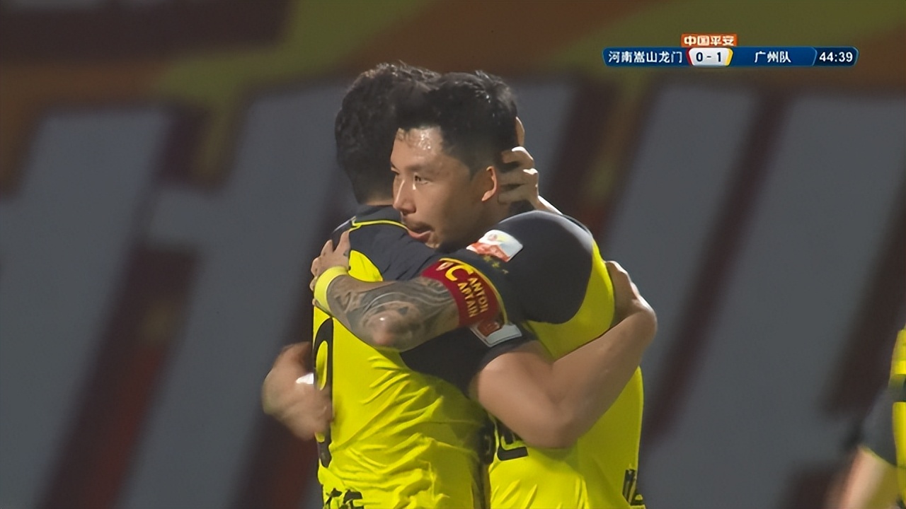 11分钟2张红牌!中超升班马球员蹬踏后又拳击,主帅气得怒摔水瓶