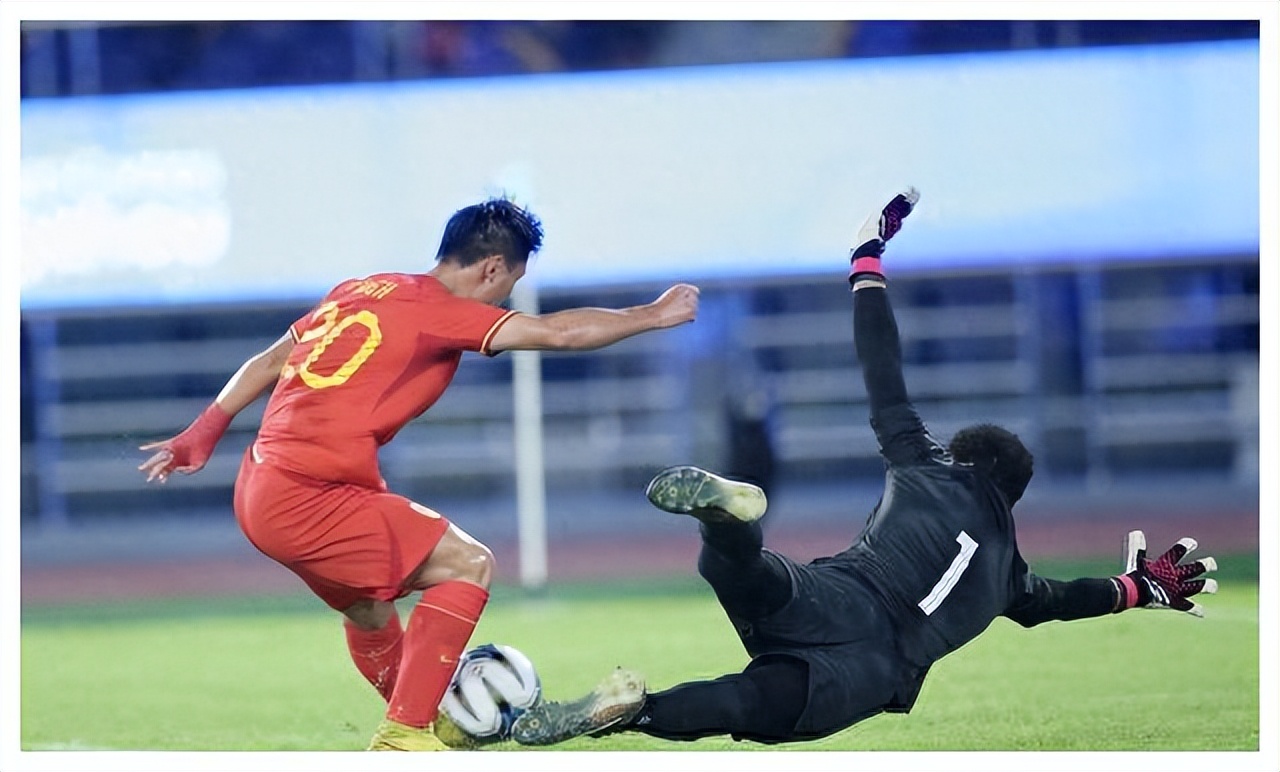 11分钟2张红牌!中超升班马球员蹬踏后又拳击,主帅气得怒摔水瓶