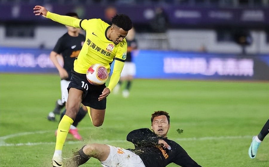 11分钟2张红牌!中超升班马球员蹬踏后又拳击,主帅气得怒摔水瓶