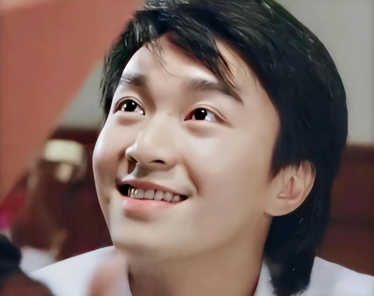 周星驰现身上海,胡子几乎全白双眼皮更明显,还和甘比同框出镜