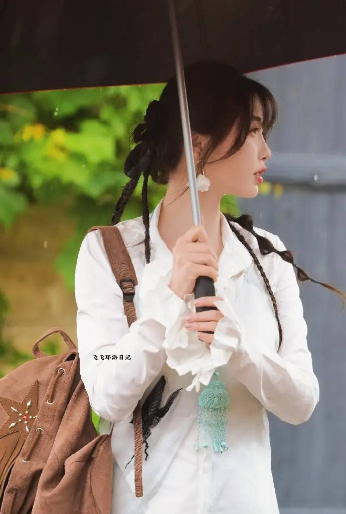 虞书欣双麻花辫配花瓣耳环,尽显美丽与可爱