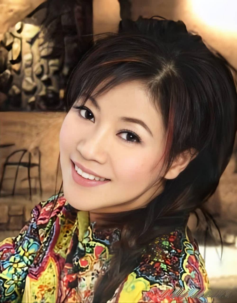 苏红,中国内地女歌手,北京演艺专修学院声乐教师.