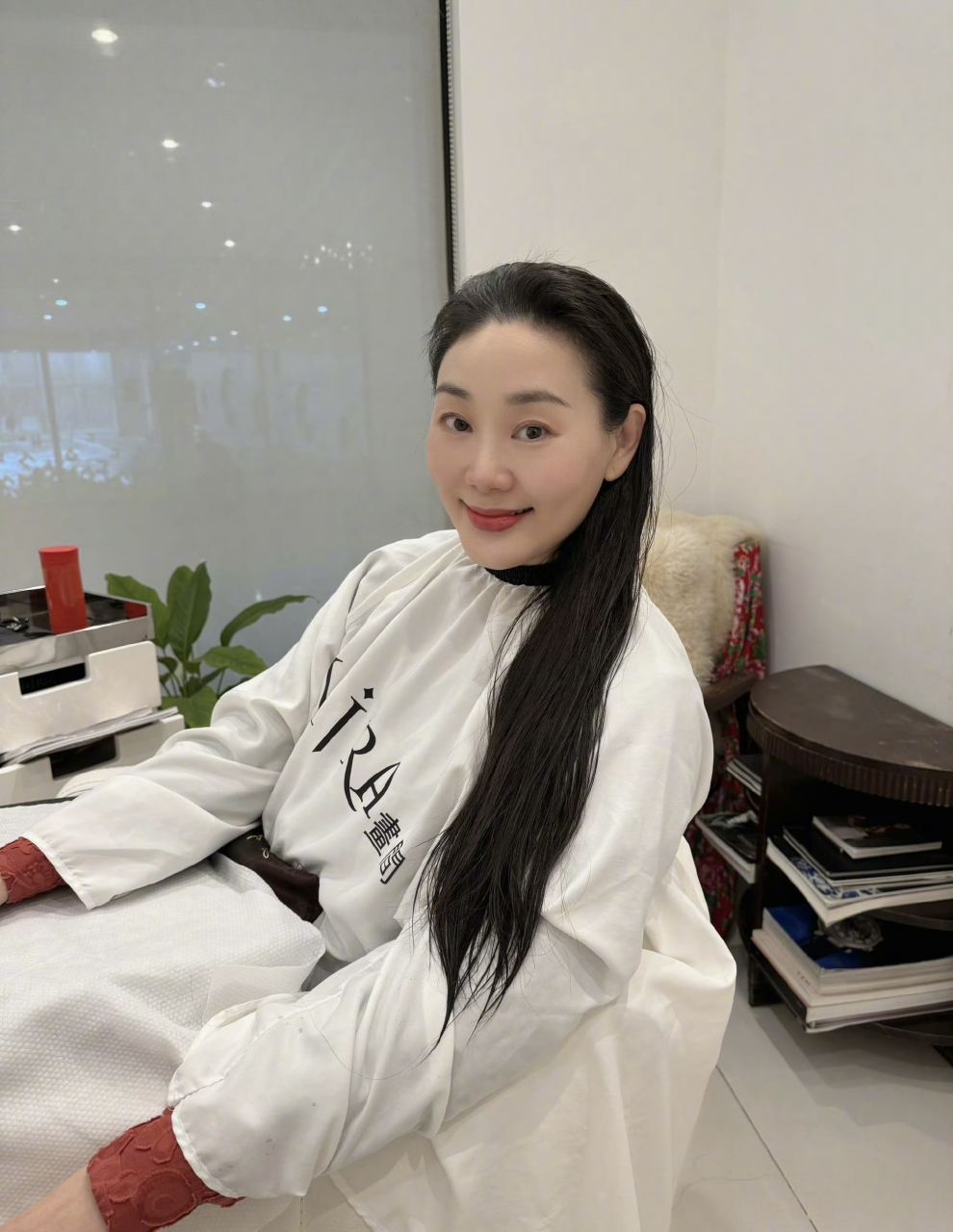 林依轮的老婆西华剪短发的原因是为肿瘤病人捐发