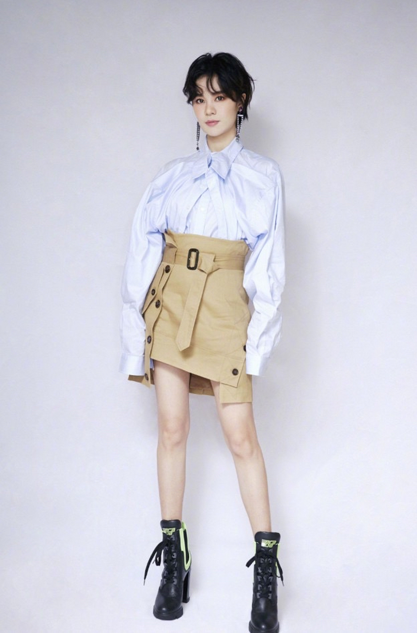 有种美腿叫郁可唯的腿,双腿笔直修长,看起来十分纤细.